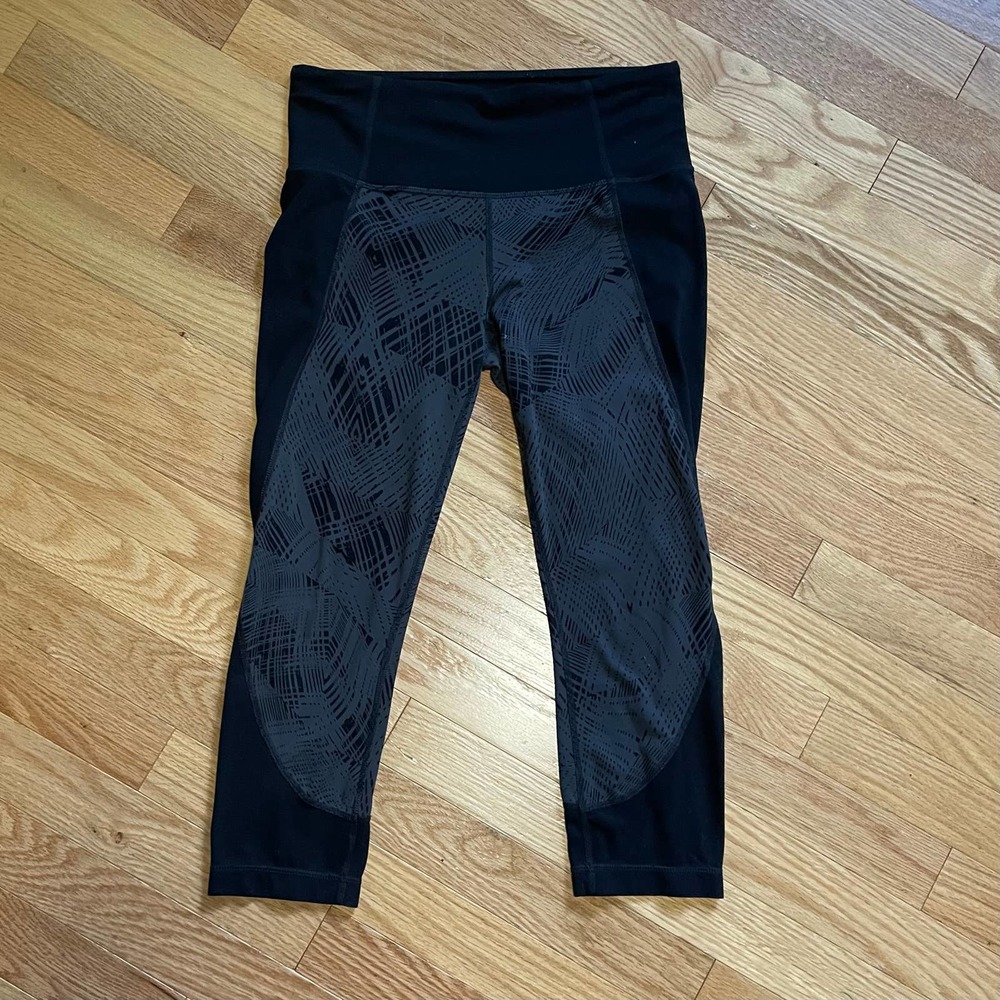Athleta Palm Saturation Black Grey Capri Leggings Pants Small